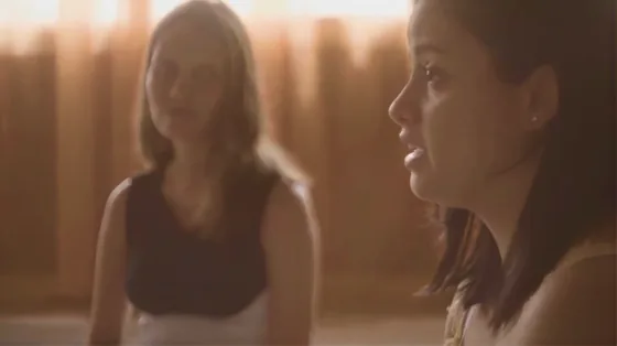 Duas mulheres conversam em um ambiente iluminado pelo sol