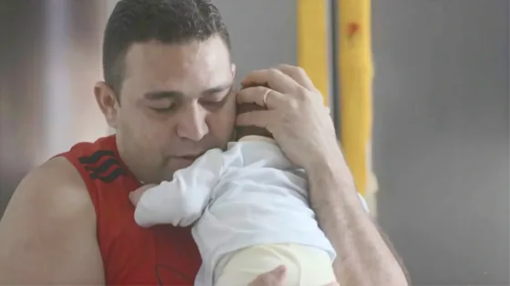 Pai abraça o bebê no colo