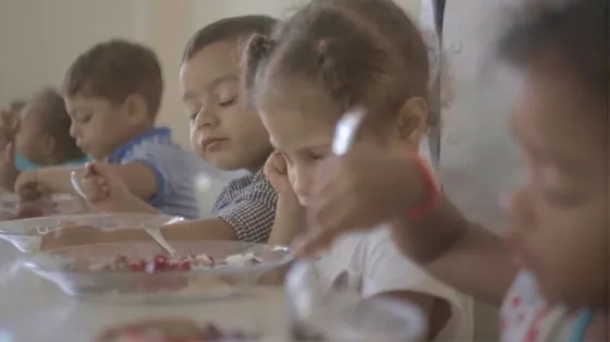 Crianças sentadas à mesa durante uma refeição
